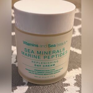 Vitamins and Sea Minerals Marine Peptides Replenishing Day Cream firming toning